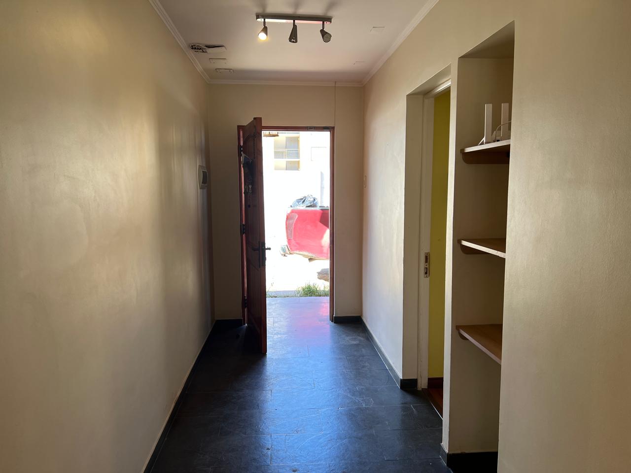 CONDOMINIO LAS ACACIAS - AMPLIA CASA.-